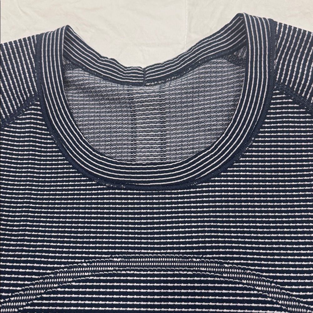 Lululemon Long sleeve Swiftly Tech tee hip length Navy blue & white striped Sz 6 - Picture 5 of 6